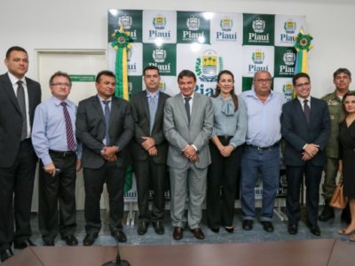 Promotora Marlete Cipriano em reunião no Palácio de Karnak com outras autoridades