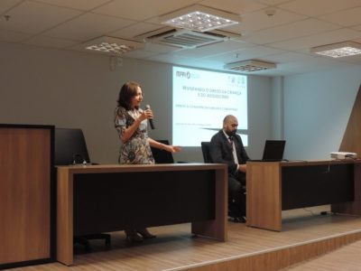 pessoa em pé falando