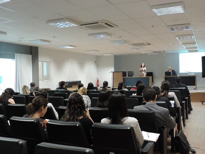 pessoas em auditorio
