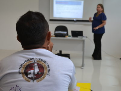 pessoa prestando atenção