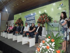 Mulher de pé falando