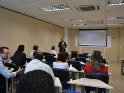 Promotor de Justiça durante palestra em sala de aula do TCE