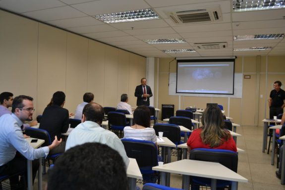 Promotor de Justiça durante palestra em sala de aula do TCE