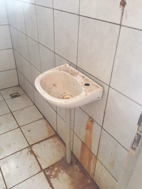 Banheiro sujo e descascado