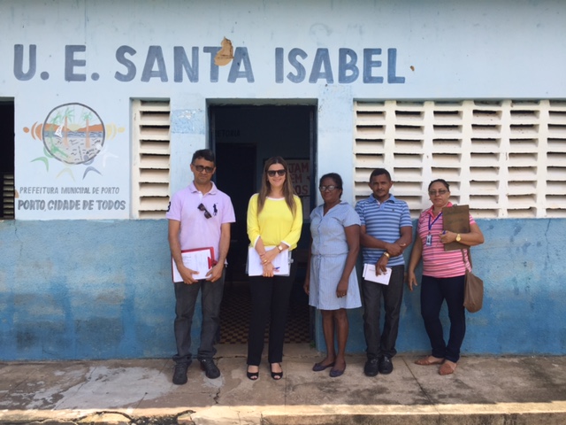 Equipe de inspeção na frente de uma escola