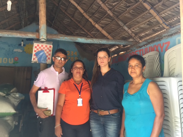 Equipe em escola com teto de taipa