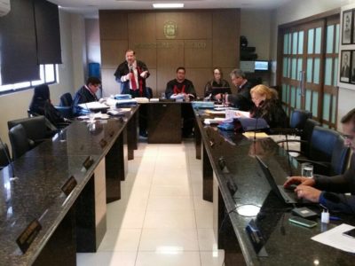 O Corregedor-Geral do MP fala ao microfone, de pé, no plenário do Conselho Superior do MP.