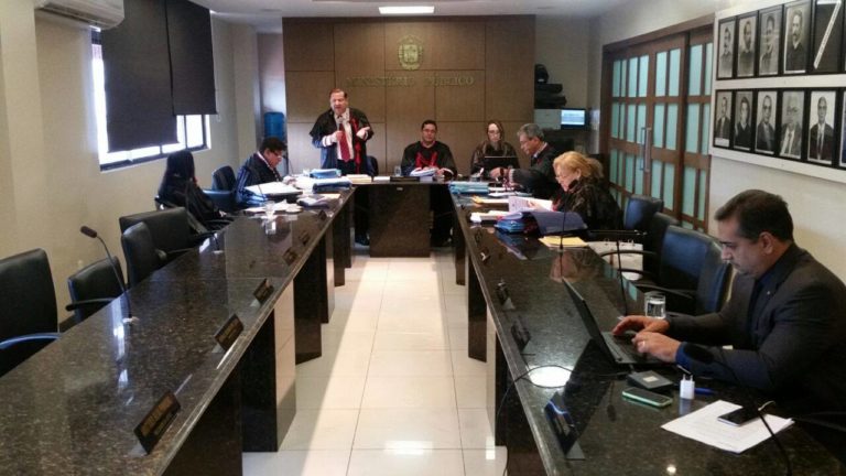 O Corregedor-Geral do MP fala ao microfone, de pé, no plenário do Conselho Superior do MP.