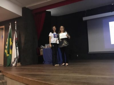 Promotora de Justiça recebe certificado de participação.