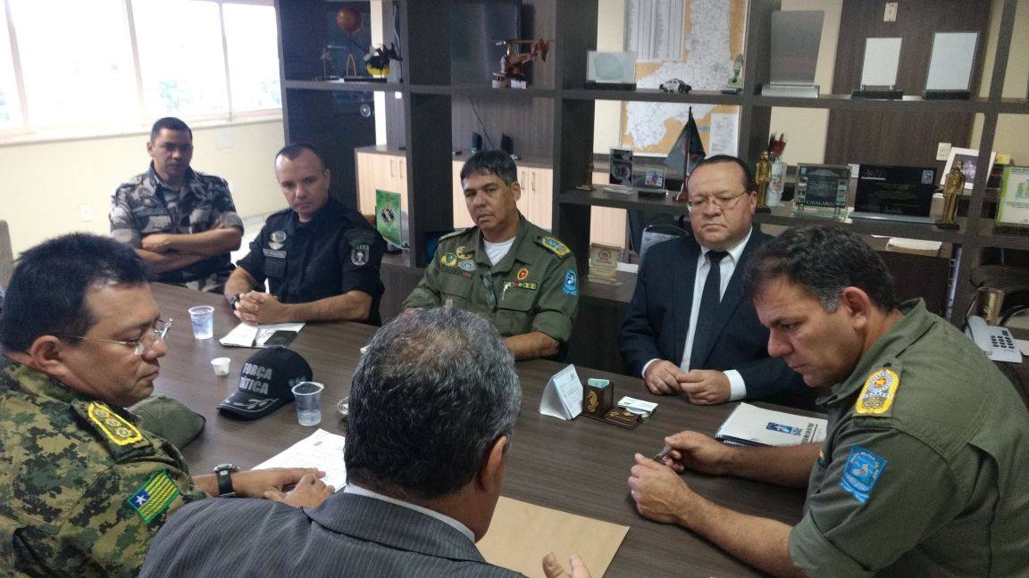 Reunião com Promotor de Justiça e policiais