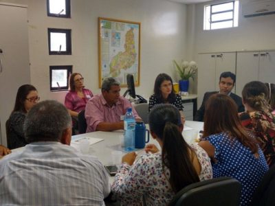 Pessoas sentadas em volta de uma mesa