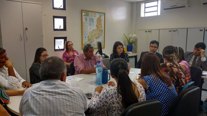 Pessoas sentadas em volta de uma mesa