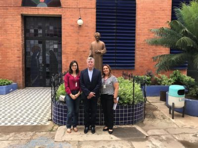O Promotor de Justiça ao lado de duas servidoras do Ministério Público, posando de pé na frente da Fundação Nossa Senhora da Paz.