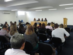 Público vendo a palestrante