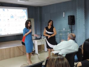 Mulher de pessoa falando com microfone