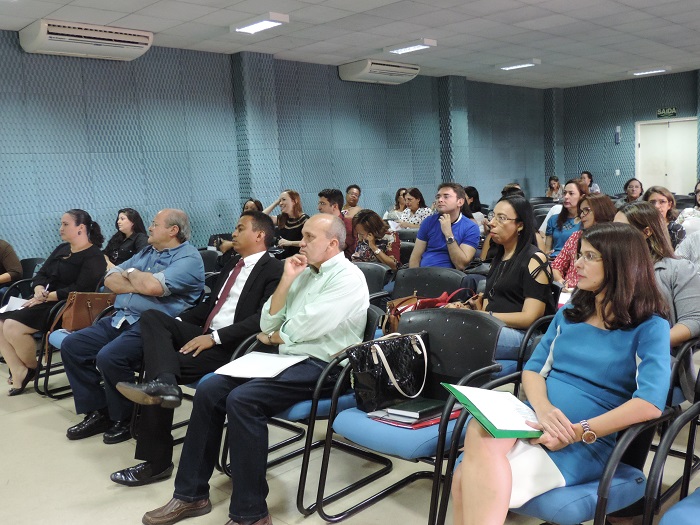 Pessoas sentadas assistindo palestra 