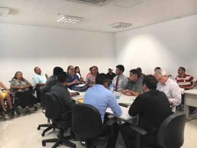 Reunião em uma sala, com muitas pessoas.