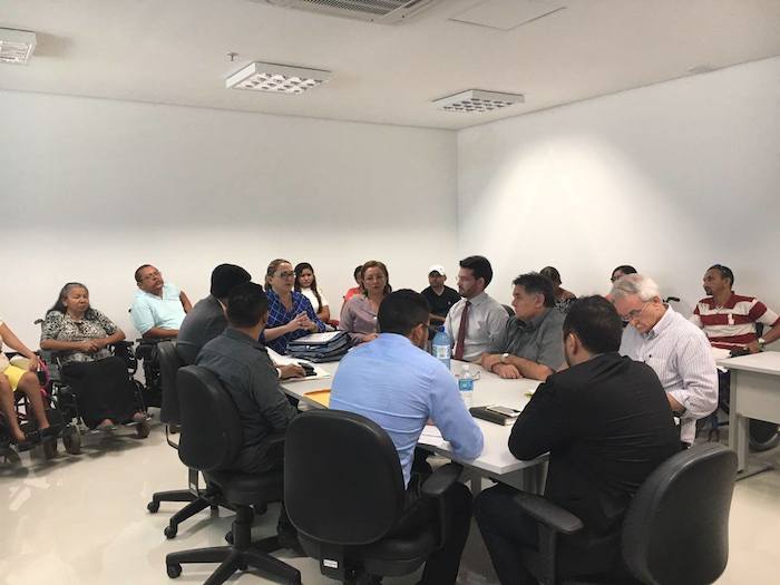 Reunião em uma sala, com muitas pessoas.