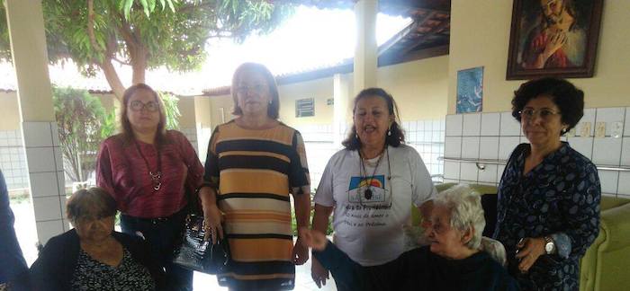 Promotoras de Justiça com equipe da Casa São José, posando de pé.