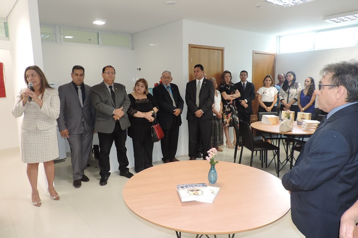 Pessoas de pé sorrindo para foto