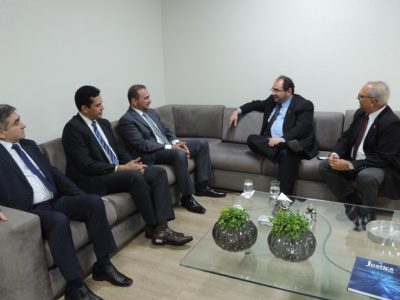 Cinco homens sentados conversando