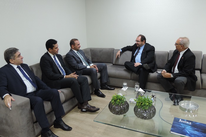 Cinco homens sentados conversando