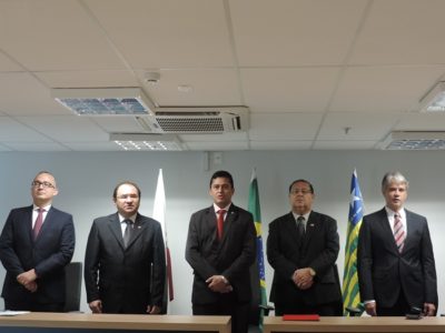 Pessoas de pé