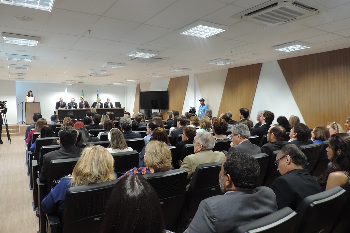 Pessoas sentadas em auditório 