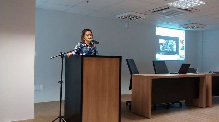Mulher de pé proferindo discurso 