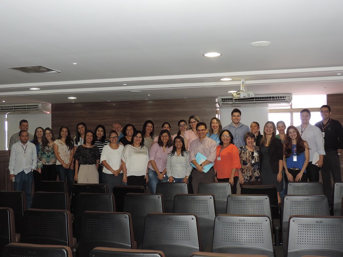 Participantes do curso posam em pé.
