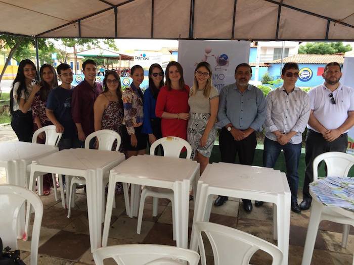 Equipes que fizeram atendimento em Piripiri posam de pé, nos estandes da praça.