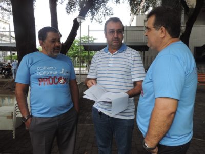 Pessoas de pé conversando