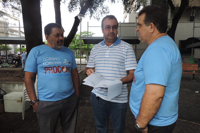 Pessoas de pé conversando