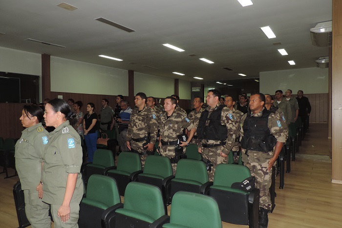 Pessoas de pé durante a execução do hino nacional 