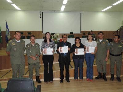 Pessoas de pé segurando um certificado