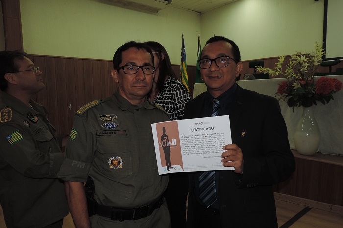 Dois homens segurando um certificado
