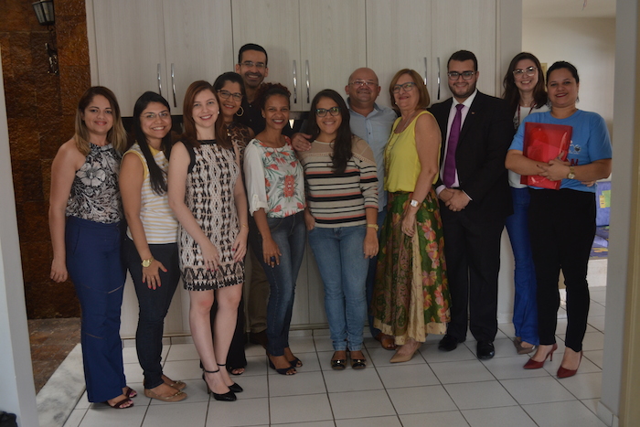 Equipe posa de pé
