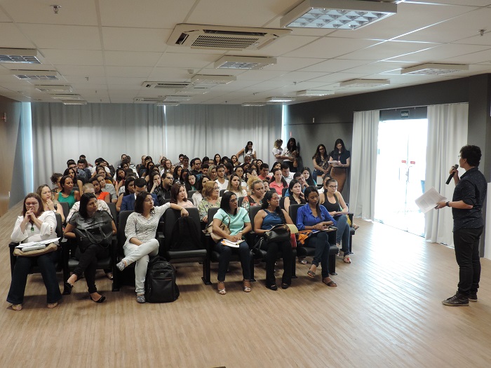Plateia assistindo palestras 