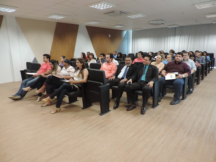 Pessoas sentadas em auditório