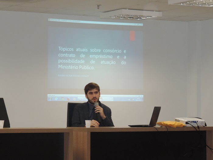 Homem sentado segurando um microfone