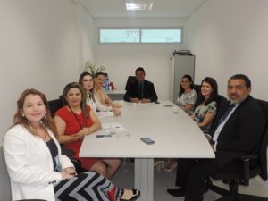 Pessoas sentadas ao redor de uma mesa