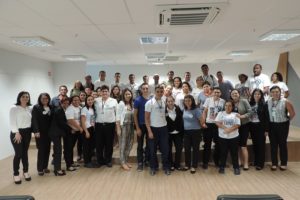 Várias pessoas de pé no auditório da Sede Zona Leste