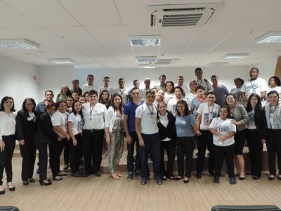 Várias pessoas de pé no auditório da Sede Zona Leste