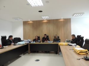 Pessoas sentadas numa bancada