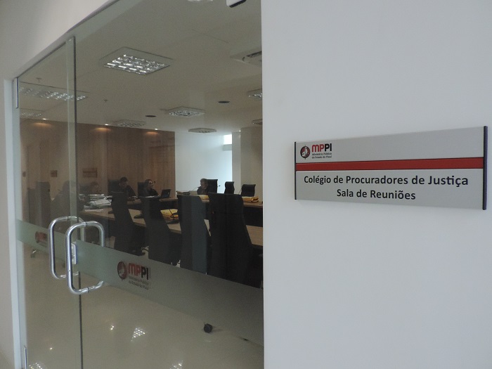 Foto da porta da sala do Conselho do Ministério Público 