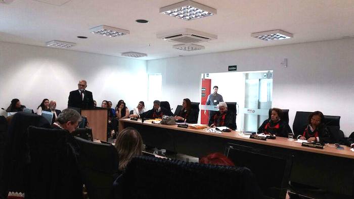 Reunião do Colégio de Procuradores de Justiça. O Conselheiro Nacional Esdras Dantas fala de pé em uma tribuna.
