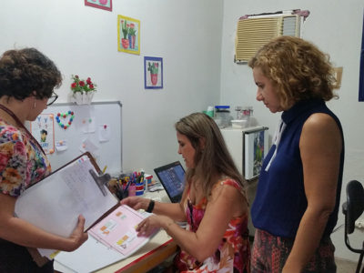 Mulheres conversando vendo documentos