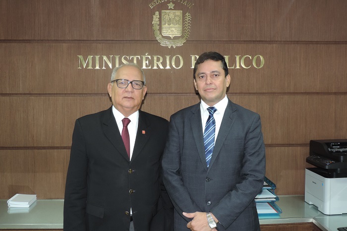O Conselheiro e o Procurador-Geral de Justiça posam de pé.