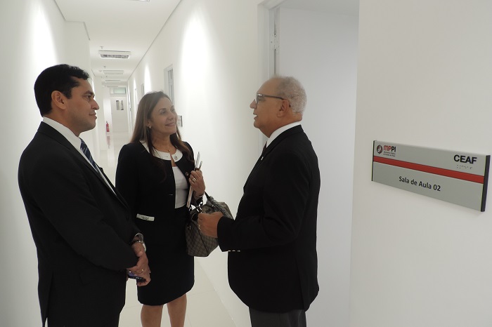 O procurador-Geral de Justiça Cleandro Moura e a Procuradora de Justiça Raquel Normando mostram as salas para os visitantes.