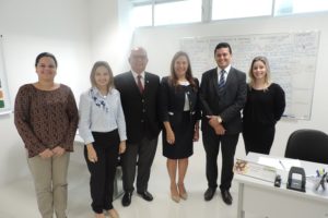 Pessoas de pé, posando na sede do CEAF.